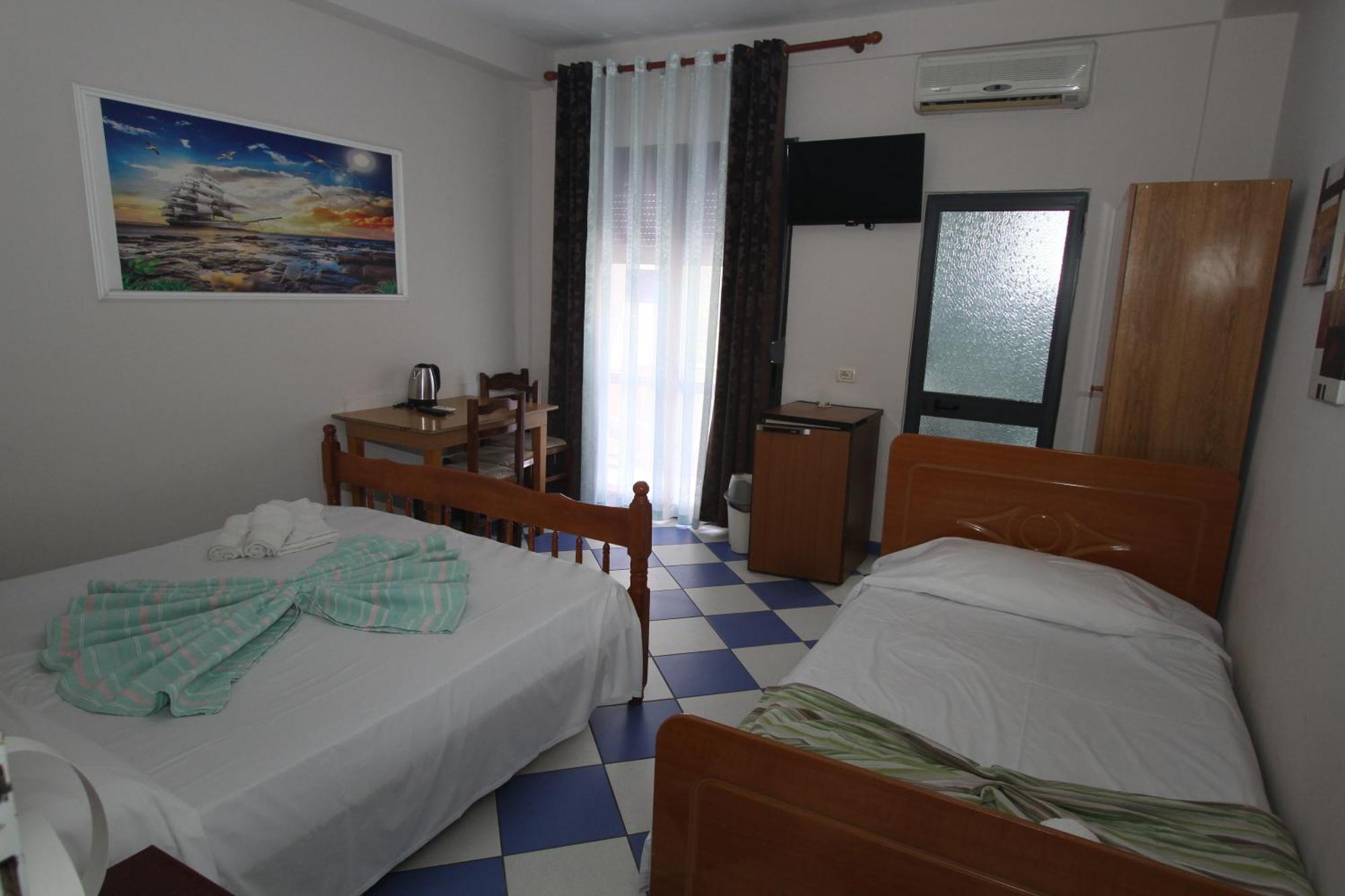Kompleksi Eli Guest House ドゥラス エクステリア 写真