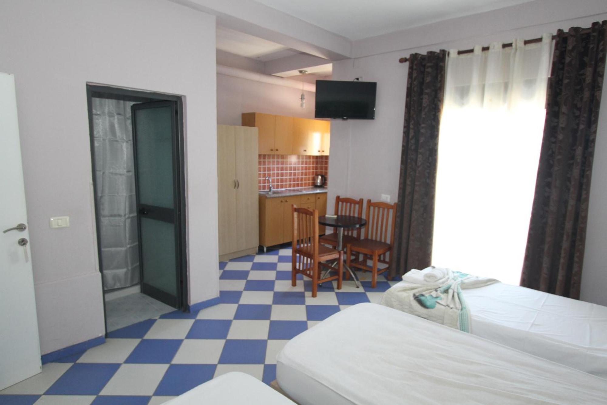 Kompleksi Eli Guest House ドゥラス エクステリア 写真